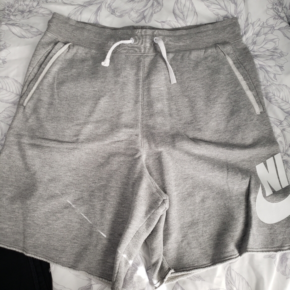 Size L Nike gray sweatshorts - Picture 1 of 4